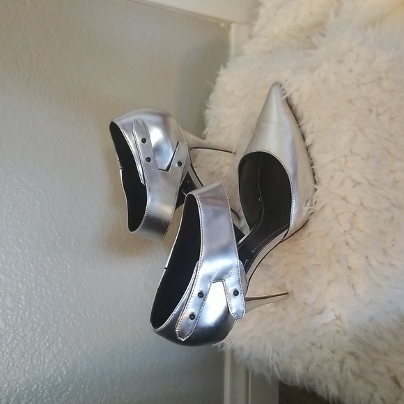 Elizabeth and James Shoes - Elizabeth and James Sand Silver D'Orsay Button Side Heel Size 8.5